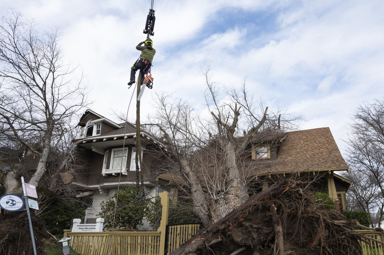 Sacramento, 2023. január 9.
Házra dőlt fa a kaliforniai Sacramentóban 2023. január 8-án, miután vihar vonult át a térségen.
MTI/AP/The Sacramento Bee/Sara Nevis