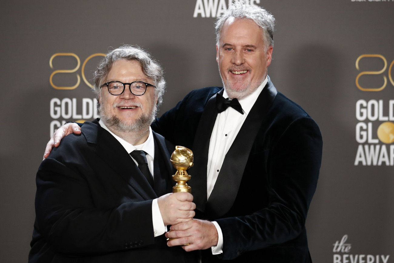 Beverly Hills, 2023. január 11.
Guillermo del Toro mexikói (b) és Mark Gustafson svéd rendező a sajtószobában tartott fotózáson, miután átvették a legjobb animációs film kitüntetését a Golden Globe-díjak átadási ünnepségén a Beverly Hills-i Beverly Hilton Szállodában 2023. január 10-én. Del Toro és Gustafson a Pinokkió (Pinocchio) című alkotásért részesült az elismerésben.
MTI/EPA/Caroline Brehman