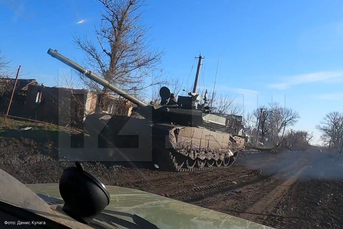 T-90M orosz harckocsi Bahmut közelében. Fotó: Twitter/Rob Lee