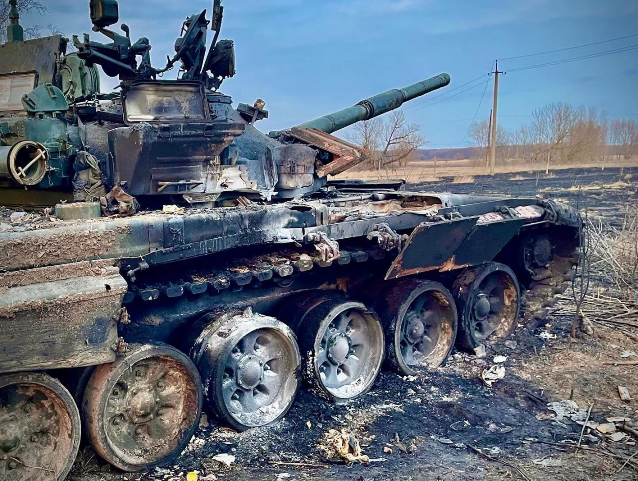 Egy Ukrajnában kilőtt orosz harckocsi. Fotó:Twitter/Kriegsforscher