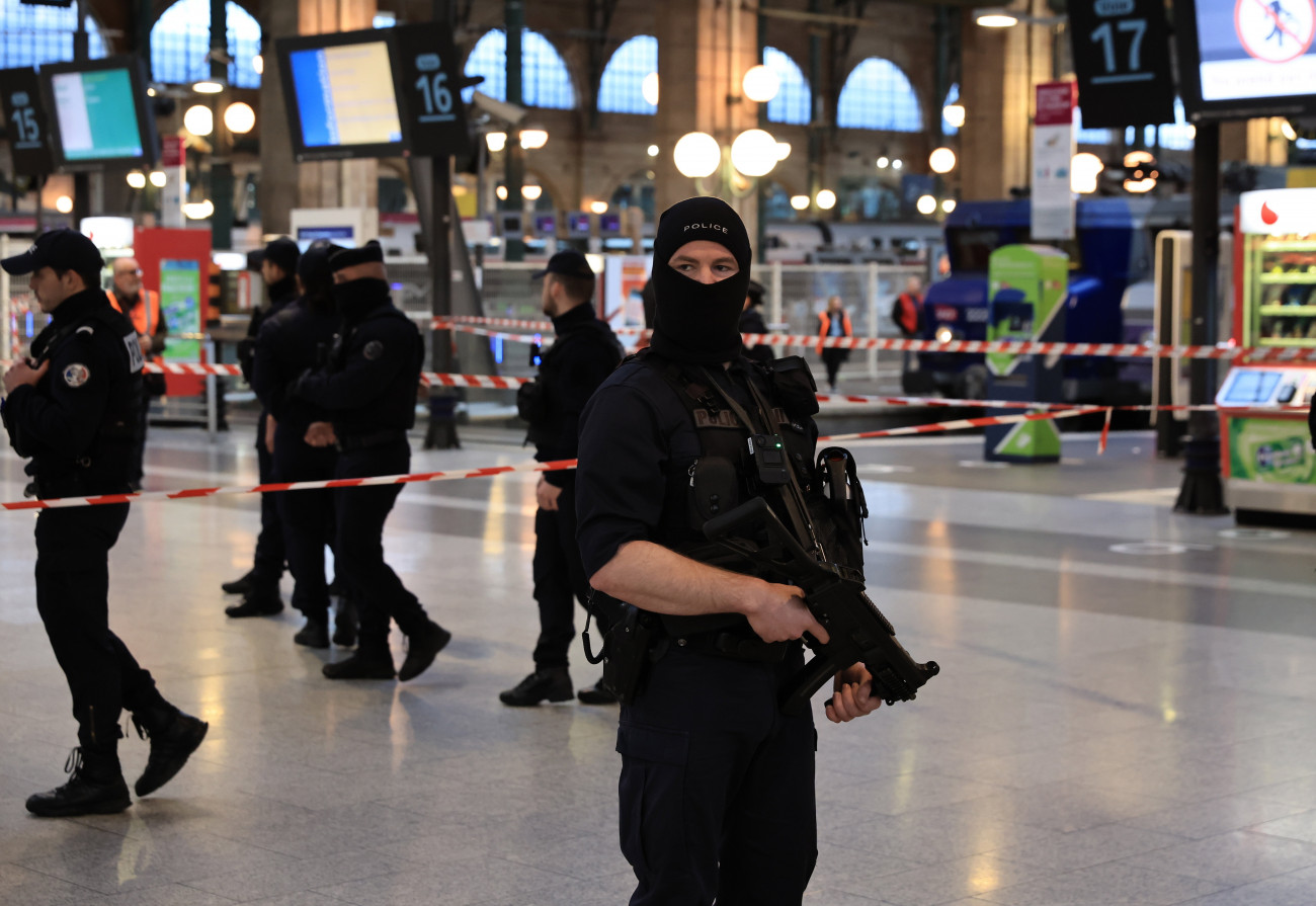 Párizs, 2023. január 11.
Helyszínt biztosító rendőrök a párizsi Északi pályaudvaron, a Gare du Nord-on 2023. január 11-én, miután egy férfi késsel több embert, sajtóértesülés szerint hatot megsebesített a pályaudvaron. A támadót egy szolgálaton kívüli rendőr lőfegyverrel ártalmatlanná tette.
MTI/EPA/Christophe Petit Tesson