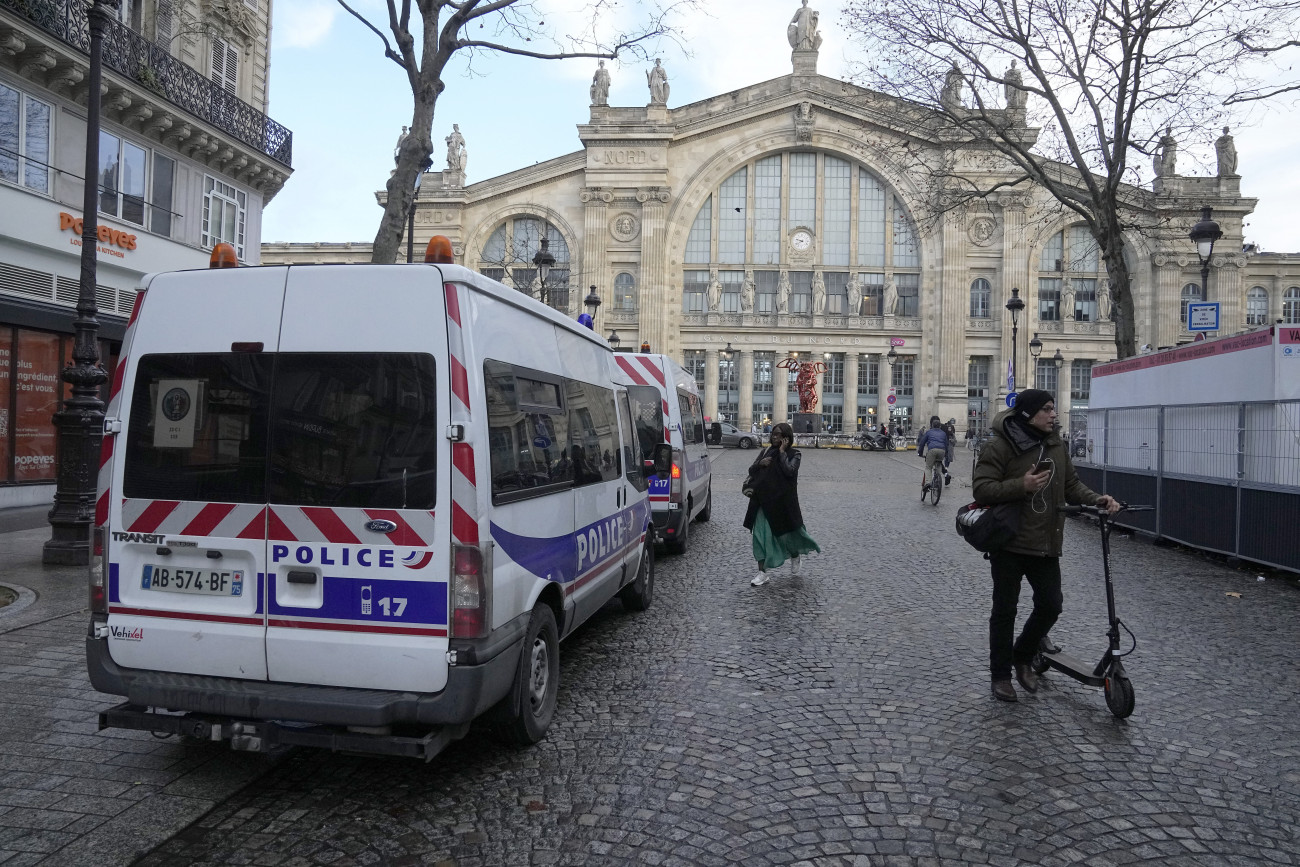 Párizs, 2023. január 11.
Rendőrautók a párizsi Északi pályaudvar, a Gare du Nord előtt 2023. január 11-én, miután egy férfi késsel több embert, sajtóértesülés szerint hatot megsebesített a pályaudvaron. A támadót egy szolgálaton kívüli rendőr lőfegyverrel ártalmatlanná tette.
MTI/AP/Michel Euler