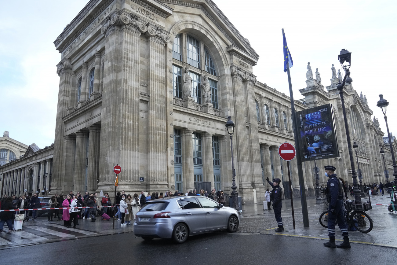 Párizs, 2023. január 11.
Rendőrségi szalag a párizsi Északi pályaudvar, a Gare du Nord előtt 2023. január 11-én, miután egy férfi késsel több embert, sajtóértesülés szerint hatot megsebesített a pályaudvaron. A támadót egy szolgálaton kívüli rendőr lőfegyverrel ártalmatlanná tette.
MTI/AP/Michel Euler