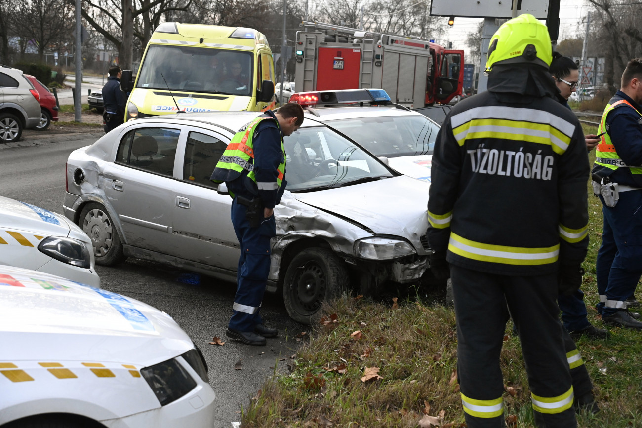 Budapest, 2023. január 12.
Villanyoszlopnak ütközött személygépkocsi Budapesten, a IX. kerületben 2023. január 12-én. A jármű endőrök elől menekülő vezetője két parkoló autónak, majd villanyoszlopnak ütközött. Az Epreserdő utcában oszlopnak csapódó autóba hajtott a mögötte haladó járőrautó is. Kőbányai rendőrök igazoltatni akarták az autóst a X. kerületi Száva utcában, mert arról érkezett bejelentés, hogy a férfi egy nőt üldöz. Az autós a rendőri jelzést figyelmen kívül hagyva elhajtott, a rendőrök fényjelzést és szirénát használva követték.
MTI/Mihádák Zoltán