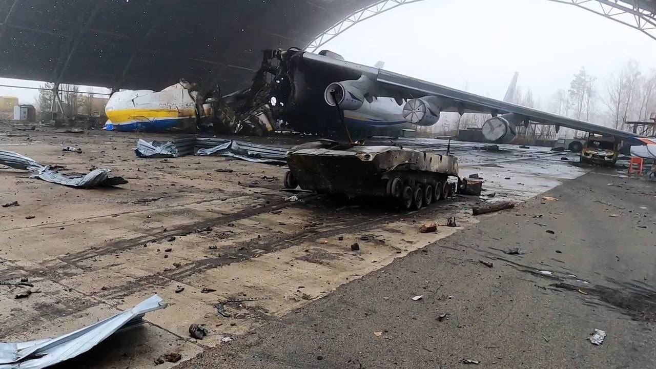 A Kijev közeli Hosztomel repülőtéren megsemmisült An-225 Mrija, a világ legnagyobb repülőgépe és a támadó orosz ejtőernyősök egyik kiéget BMD-2-es lövészpáncélosa. Forrás:Twitter/Orhan