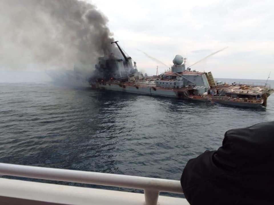 Süllyed az orosz Fekete-tengeri flotta zászlóshajója, a Moszkva rakétás cirkáló. Forrás: Twitter/ MilitaryLand.net