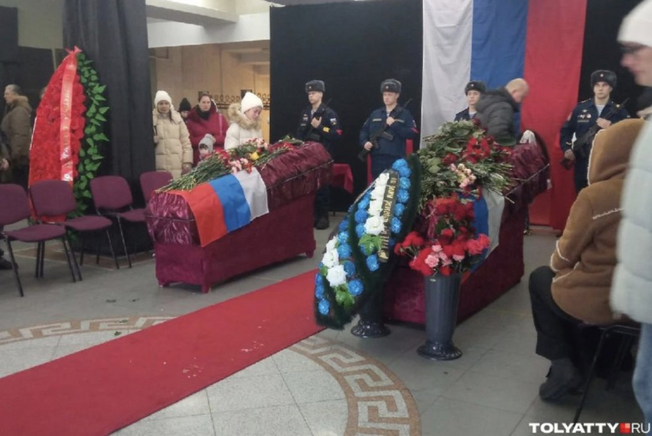 Ukrajnában elesett orosz katonák temetése. Forrás: Twitter/ChrisO_wiki