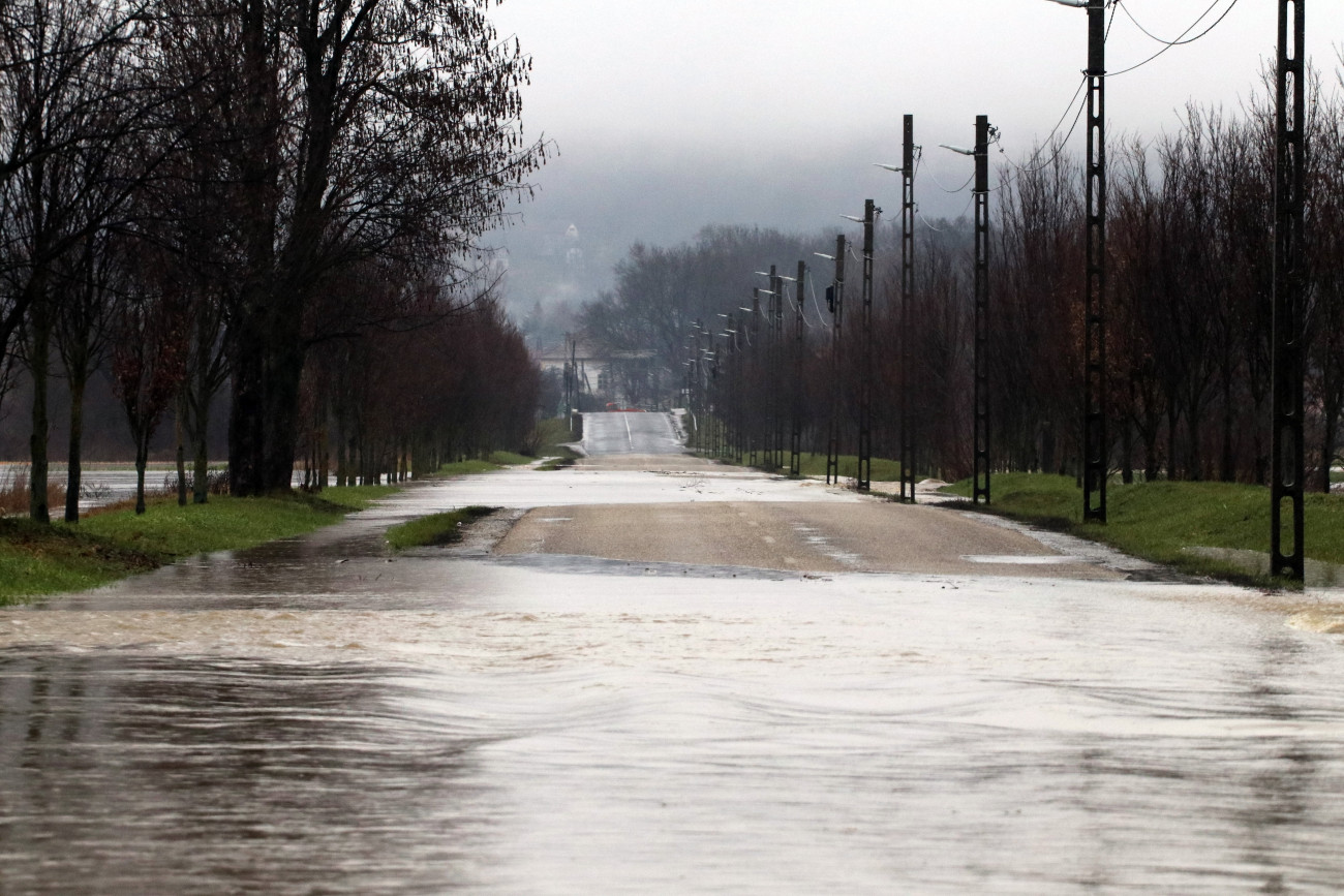 Sajóivánka, 2023. január 19.
Vízátfolyások a Sajó folyó áradása miatt lezárt úton Sajóivánka és Sajókaza között 2023. január 19-én.
MTI/Vajda János