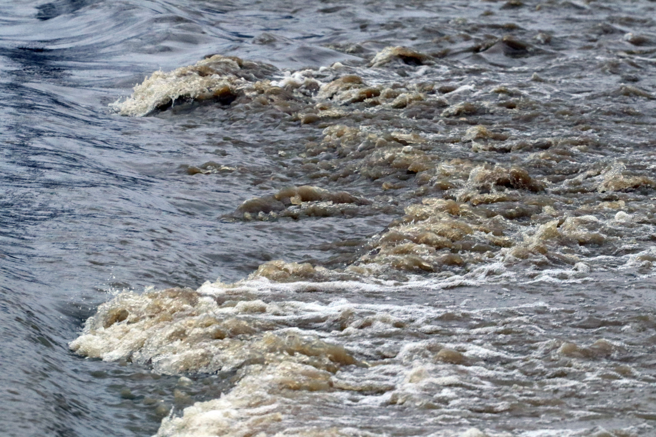 Sajóivánka, 2023. január 19.
Vízátfolyás a Sajó folyó áradása miatt lezárt úton Sajóivánka és Sajókaza között 2023. január 19-én.
MTI/Vajda János