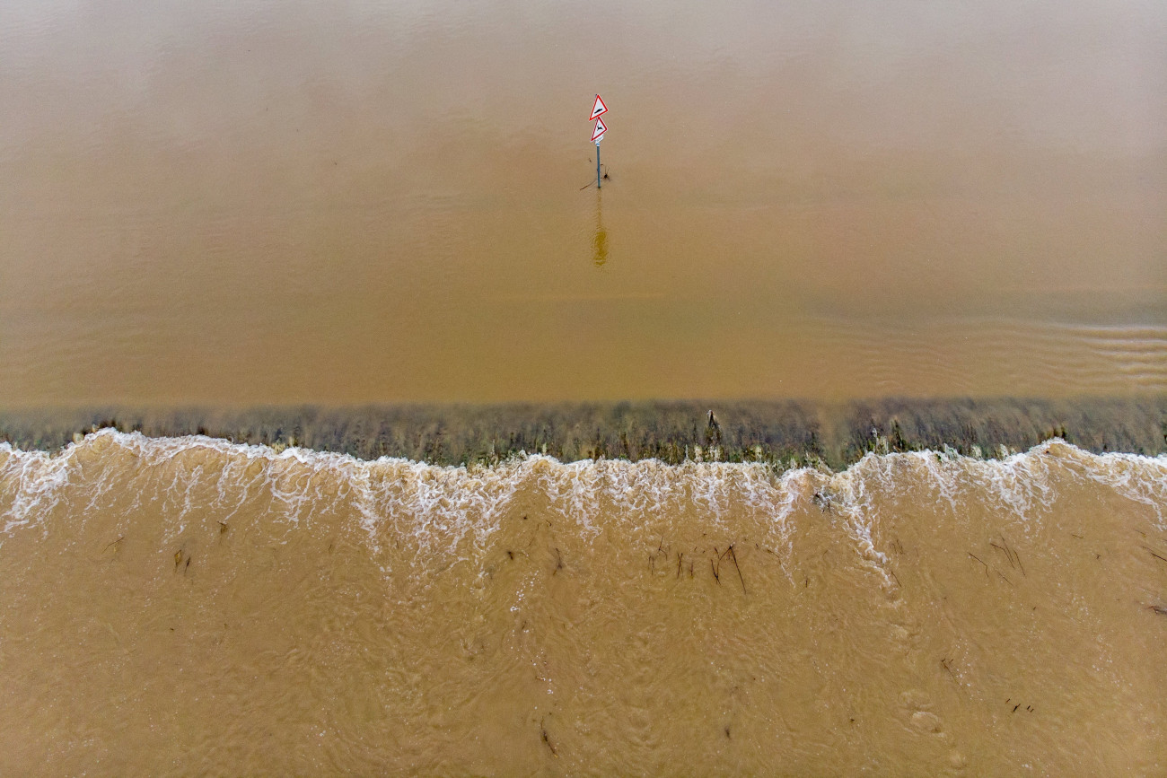 Sajóvelezd, 2023. január 20.
A drónnal készített képen közúti jelzőtábla az áradó Sajó folyó miatt lezárt úton Putnok és Sajóvelezd között 2023. január 20-án.
MTI/Czeglédi Zsolt