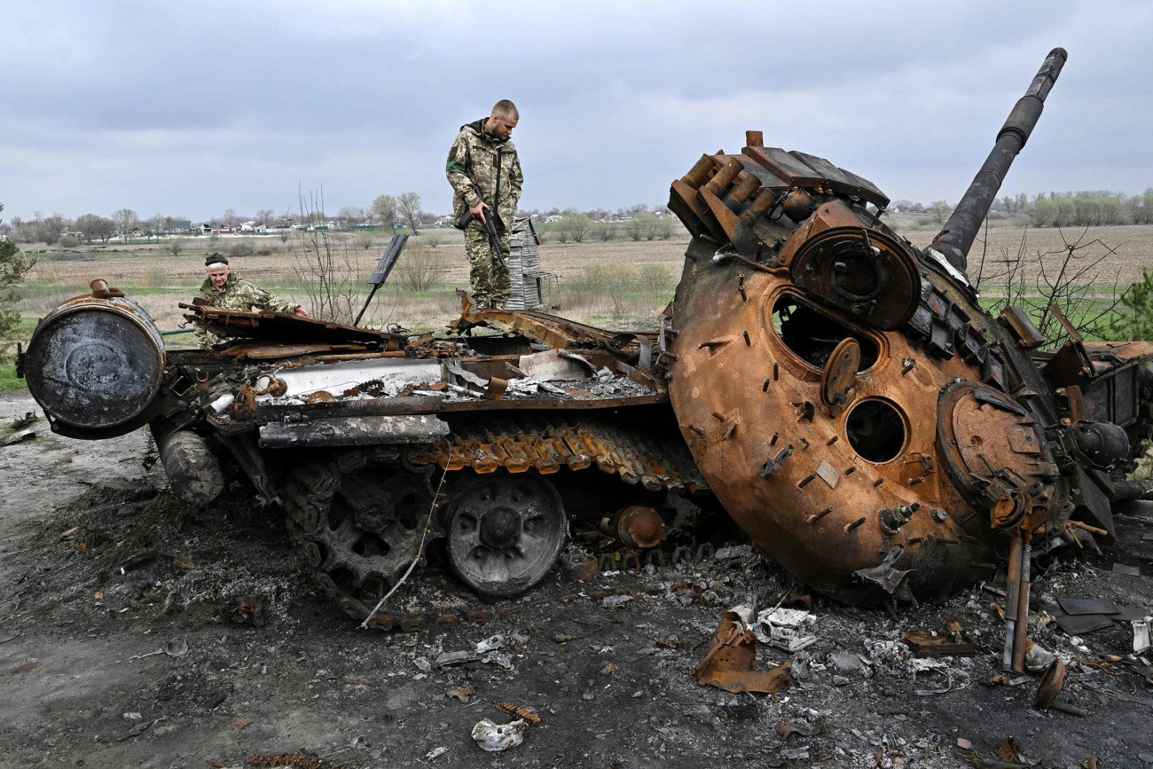 Kilőtt és a saját lőszereinek robbanásától megsemmisült orosz harckocsi Ukrajnában. Forrás:Twitter/ Ukraine supporter