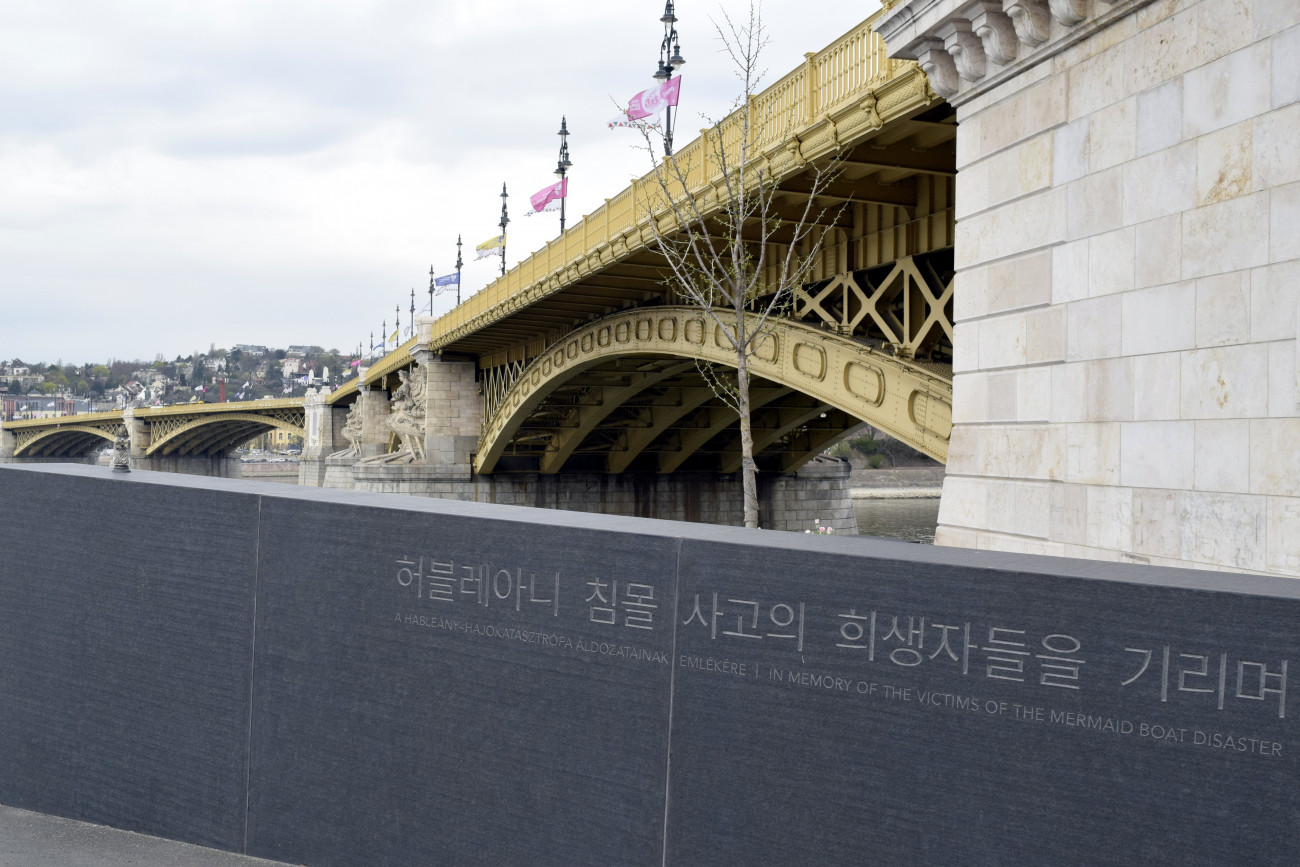 Budapest, 2022. április 7.
A Hableány-emlékmű a Margit híd pesti hídfőjénél. A Hableány sétahajó 2019. május 29-én süllyedt el Budapesten, a Margit híd közelében, miután összeütközött a Viking Sigyn szállodahajóval. A Hableányon 35-en utaztak, 33 dél-koreai turista és a kéttagú magyar személyzet. Hét turistát sikerült kimenteni, 27 áldozat holttestét megtalálták, egy dél-koreai utast továbbra is eltűntként tartanak nyilván.
MTVA/Bizományosi: Branstetter Sándor