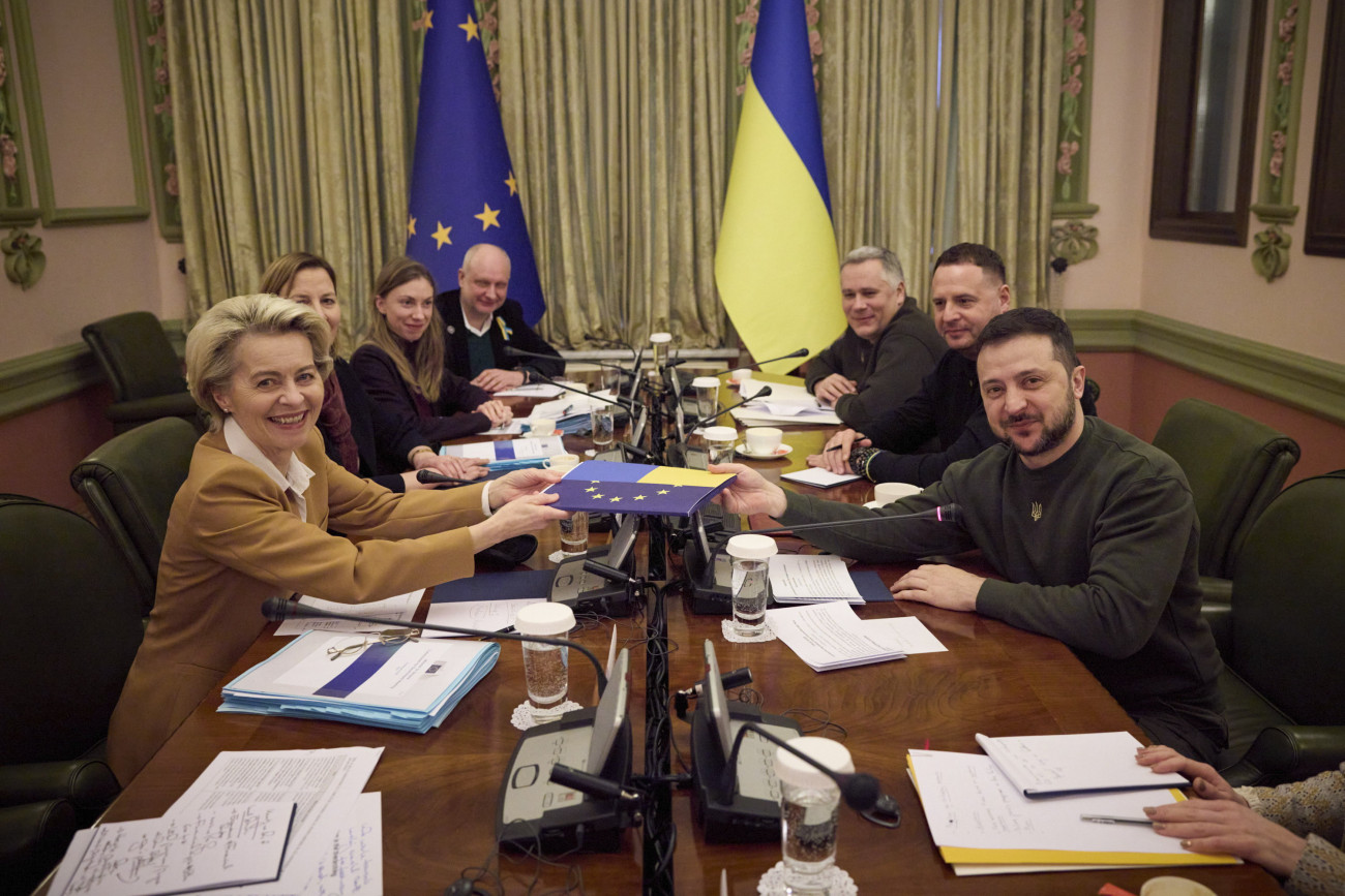 Kijev, 2023. február 2.
Az ukrán elnöki sajtóhivatal felvétele Ursula von der Leyen, az Európai Bizottság (EB) elnöke (b) és Volodimir Zelenszkij ukrán elnök (j) megbeszéléséről Kijevben 2023. február 2-án, amikor az Európai Bizottság küldöttsége Kijevben tárgyal az ukrán vezetéssel az Oroszországgal vívott háborúról.
MTI/AP/Ukrán elnöki sajtóhivatal