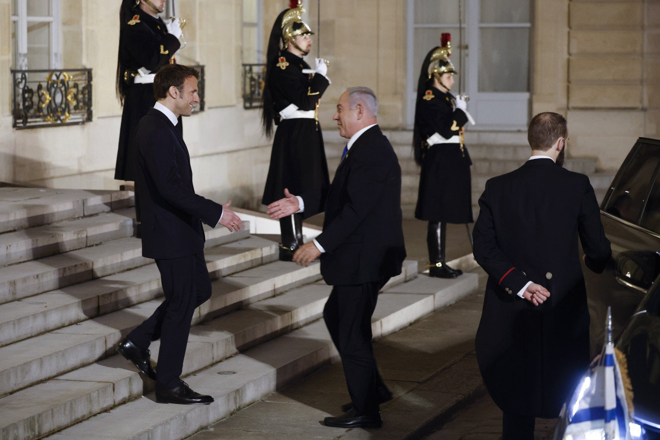 Emmanuel Macron francia elnök Benjámin Netanjahu izraeli miniszterelnököt fogadja a párizsi államfői rezidencia, az Elysée-palota bejáratánál 2023. február 2-án.
(Forrás: MTI/EPA/Yoan Valat)