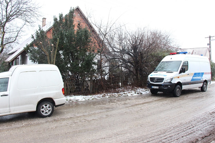 Ennek az esztergomi háznak a kertjében találták meg az áldozatot. Forrás: police.hu