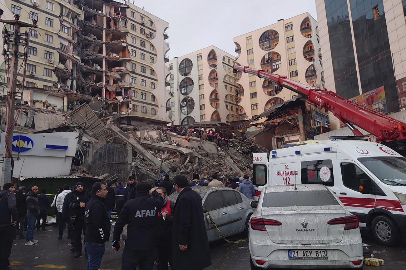 Diyarbakir, 2023. február 6.
Mentőalakulatok tagjai kutatnak túlélők után egy épület romjai között a délkelet-törökországi Diyarbakirban 2023. február 6-án, miután több erős földrengés rázta meg Törökország délkeleti és Szíria északi részét hajnalban. Az első összesítések szerint a halálos áldozatok száma eléri a százat. A legnagyobb rengés egyes mérések szerint a 7,8-as erősséget is elérte.
MTI/AP/Apostol Péter