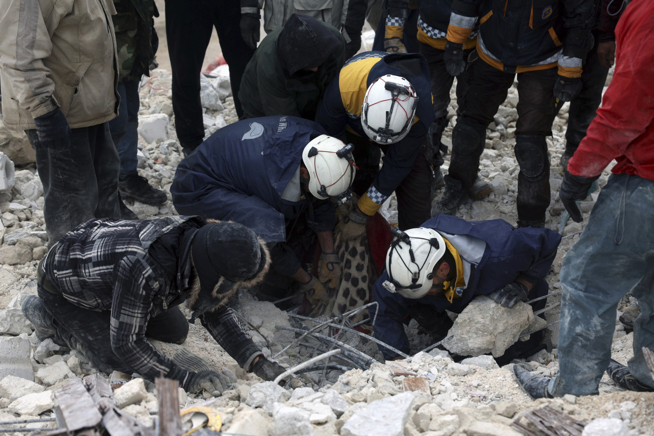 Besznia, 2023. február 6.
A fehérsisakosok néven is ismert, nem hivatalos Szíriai Polgári Védelem (SCD) tagjai túlélők és holttestek után kutatnak egy összedőlt épület törmeléke közt az észak-szíriai Idlíb kormányzóságbeli Besznia faluban 2023. február 6-án. Hajnalban több erős földrengés rázta meg Törökország délkeleti és Szíria északi részét, a legnagyobb rengés egyes mérések szerint a 7,8-as erősséget is elérte. A földmozgásnak Törökországban és Szíriában is több száz halálos áldozata és több ezer sérülje van.
MTI/AP