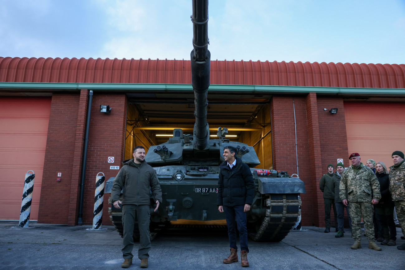 Lulworth, 2023. február 8.
Rishi Sunak brit miniszterelnök (j) és Volodimir Zelenszkij ukrán elnök egy Challenger 2 páncélozott harckocsi előtt a lulworthi katonai kiképző központban 2023. február 8-án. A brit hadsereg 2022-ben tízezer ukrán katonát képzett ki, 2023-ban a dupláját tervezik.
MTI/EPA/Pool/Bloomberg/Hollie Adams