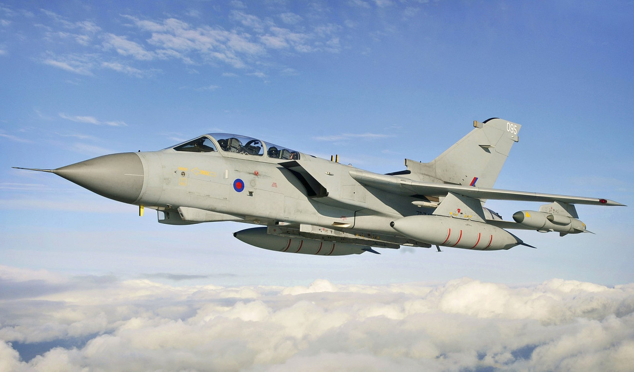 A brit Királyi Légierő (RAF) PA-200 Tornado GR4-es csapásmérő repülőgépe. Forrás:Wikipédia
