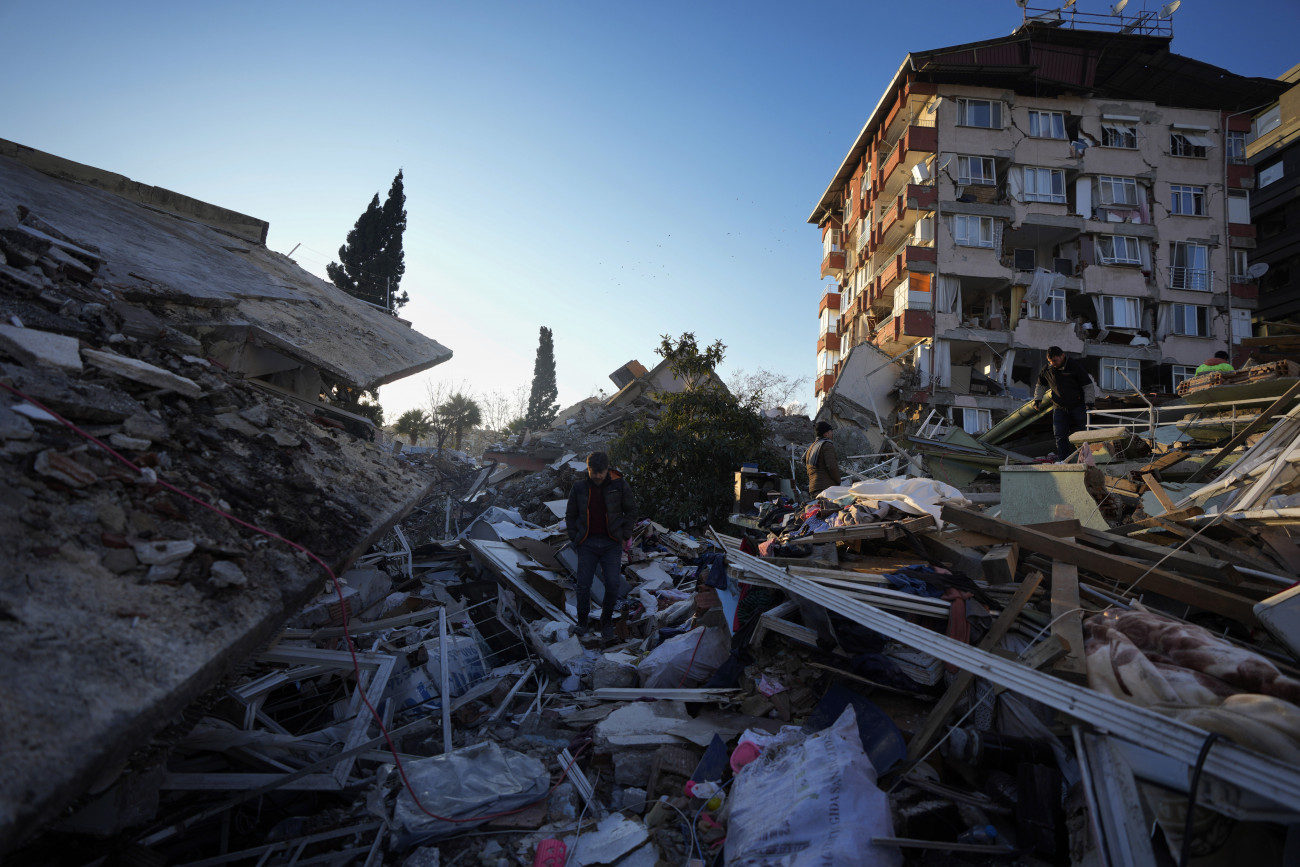 Antakya, 2023. február 9.
Megsemmisült épületek maradványai a földrengés sújtotta dél-törökországi Hatay tartomány székhelyén, Antakyában 2023. február 8-án. A Törökországot és Szíriát február 6-án megrázó, 7,8-as erősségű földrengés és az utórengések halálos áldozatainak száma 15 ezer fölé emelkedett. A helyi hatóságok Törökországban már közel 63 ezer, Szíriában pedig 5 ezernél is több sérültről számoltak be.
MTI/AP/Halil Hamra