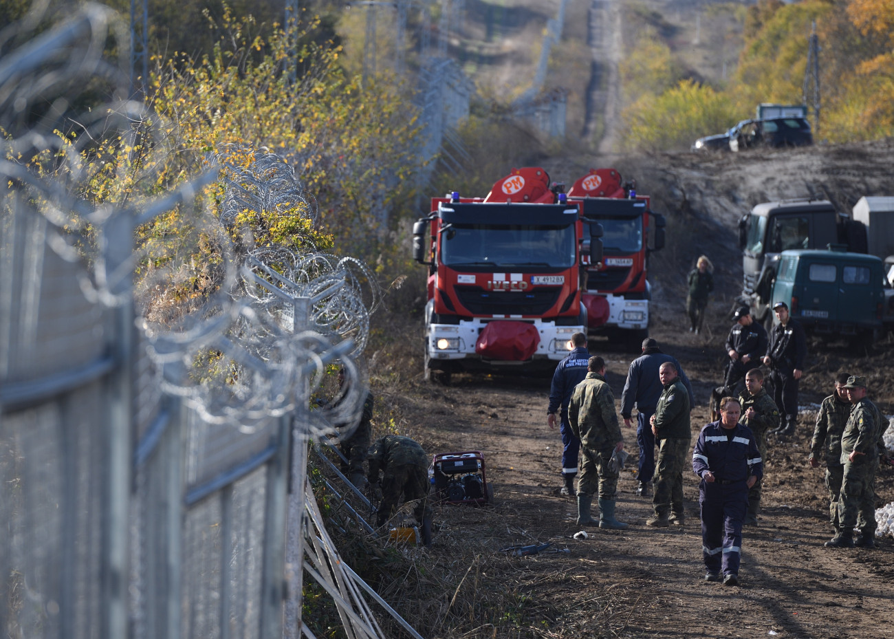 Matochina, 2021. november 4.
Bolgár katonák javítják a bolgár-török határ mentén húzódó kerítést a bulgáriai Matochina közelében 2021. november 4-én, miután a komány elrendelte a határkerítés sürgős helyreállítását a Törökország felől érkező illegális bevándorlók megállítása érdekében.
MTI/EPA/Vaszil Donev