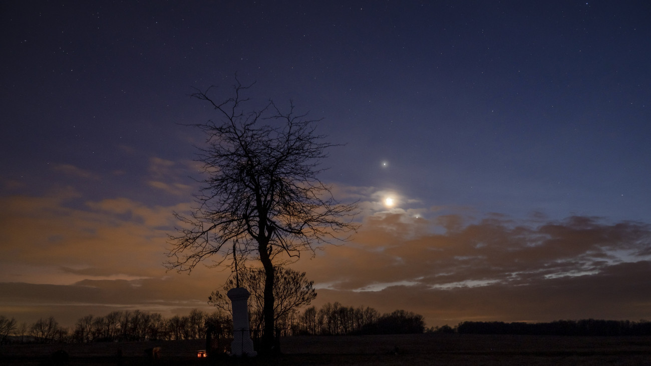 Salgótarján, 2023. február 22.
A Jupiter (felül), a Hold (k) és a Vénusz (j) együttállása Salgótarján közeléből fotózva 2023. február 22-én.
MTI/Komka Péter