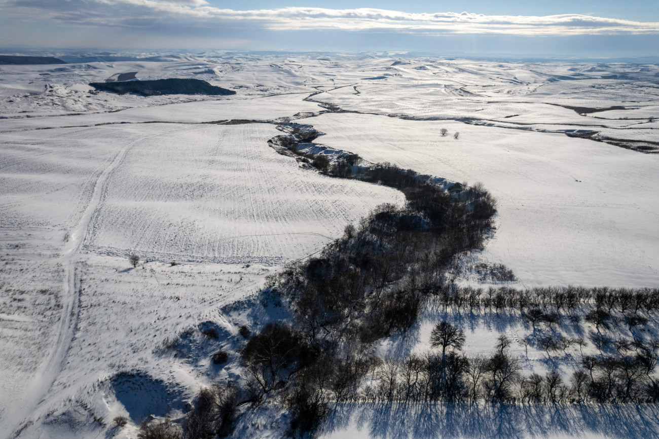 A drónfelvételen behavazott táj a Kolozs megyei Ajton hatátában.
(Fotó: MTI/Kiss Gábor)