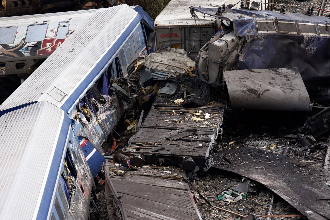Lárisza, 2023. március 1.
Mentőalakulatok tagjai dolgoznak a közép-görögországi Lárisza városa közelében történt súlyos vasúti baleset helyszínén, ahol egy személyvonat tehervonattal ütközött 2023. március 1-re virradóra. Az ütközéstől több kocsi kisiklott, és lángba borult. A szerencsétlenségben legkevesebb 32-en életüket vesztették, 85-en megsérültek.
MTI/EPA/ANA-MPA/Ahiléasz Hirasz