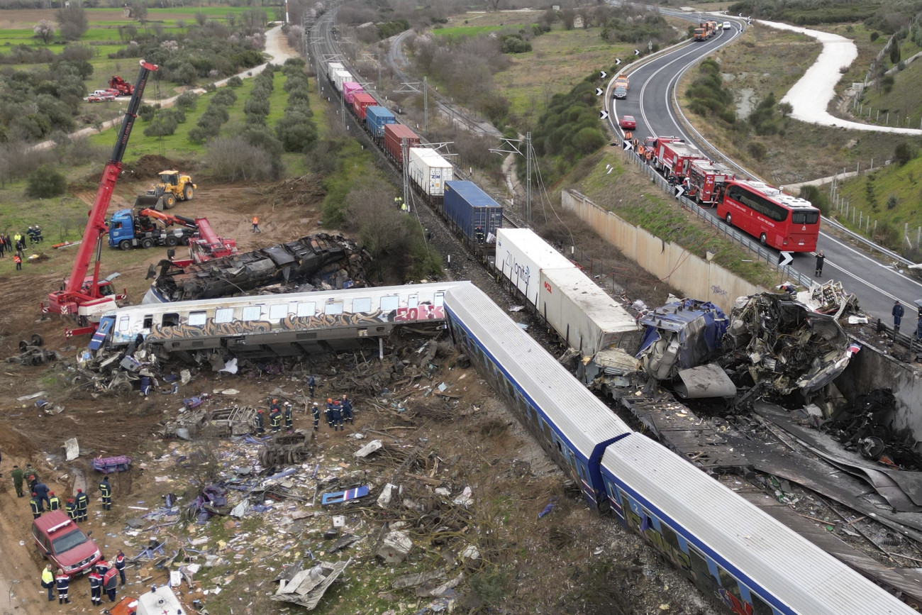 Lárisza, 2023. március 1.
Drónfelvétel a közép-görögországi Lárisza városa közelében történt súlyos vasúti baleset helyszínéről, ahol egy személyvonat tehervonattal ütközött 2023. március 1-re virradóra. Az ütközéstől több kocsi kisiklott, és lángba borult. A szerencsétlenségben legkevesebb 32-en életüket vesztették, 85-en megsérültek.
MTI/AP/Vaggelisz Kusziorasz
