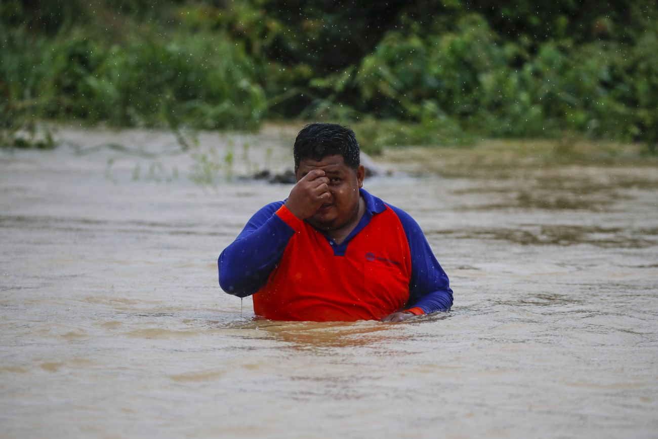 Segamat, 2023. március 3.
Mellig érő vízben gyalogol egy férfi a malajziai Johor tartománybeli Segamatbban 2023. március 3-án. Az elmúlt napok heves esőzései miatt a térség négy államából több mint 33 ezer embert menekítettek ki otthonából.
MTI/EPA/Fazry Ismail