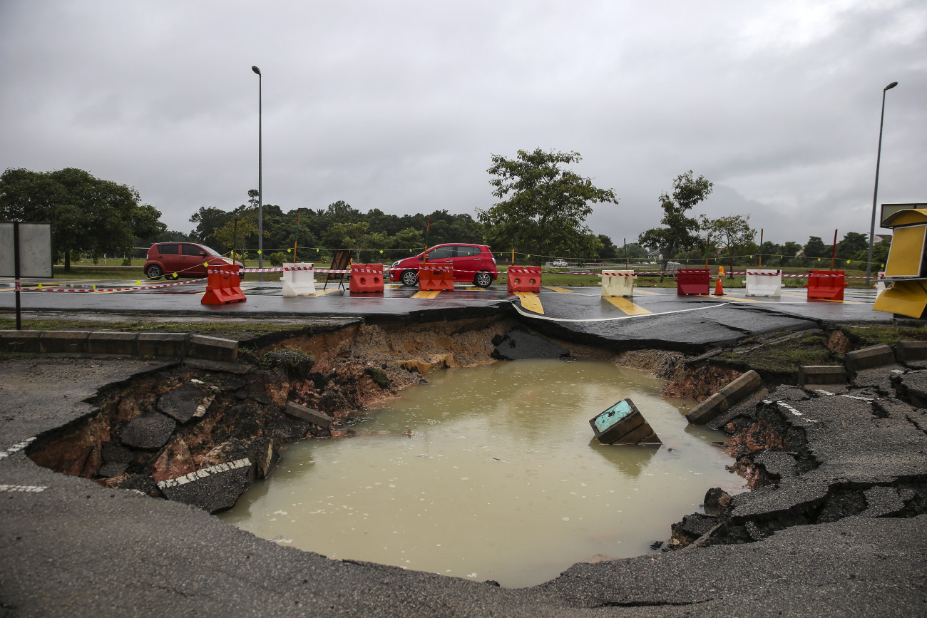 Segamat, 2023. március 3.
Beszakadt úttest a malajziai Johor tartománybeli Segamatbban 2023. március 3-án. Az elmúlt napok heves esőzései miatt a térség négy államából több mint 33 ezer embert menekítettek ki otthonából.
MTI/EPA/Fazry Ismail