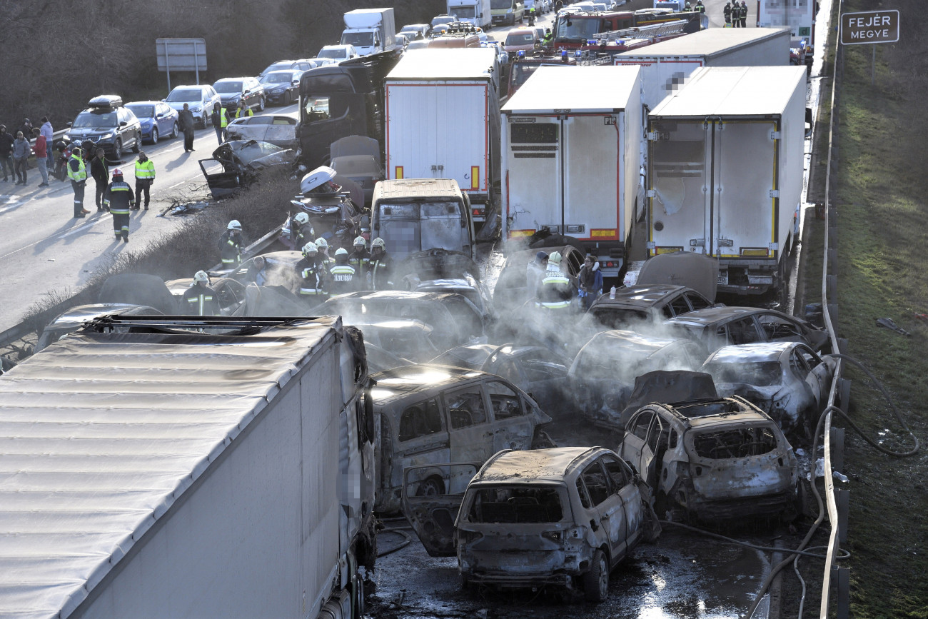 Herceghalom, 2023. március 11.
Kiégett és sérült gépjárművek az M1-es autópályán Herceghalomnál, ahol öt kamion és 37 autó ütközött össze, mindkét irányban lezárták az autópályát 2023. március 11-én. A balesetben érintett öt kamion és 37 személygépkocsi közül 19 jármű kiégett, és összesen 26 ember sérült meg. Közülük hatan életveszélyesen, heten pedig súlyosan sérültek.
MTI/Lakatos Péter