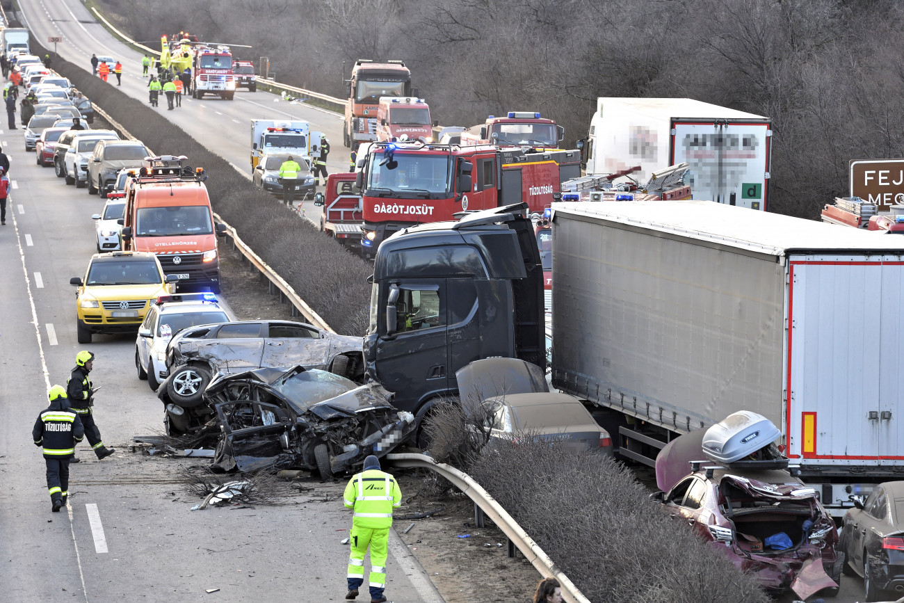 Herceghalom, 2023. március 11.
Összeroncsolódott gépjárművek az M1-es autópályánál Herceghalomnál, ahol öt kamion és 37 autó ütközött össze, mindkét irányban lezárták az autópályát 2023. március 11-én. A balesetben érintett öt kamion és 37 személygépkocsi közül 19 jármű kiégett, és összesen 26 ember sérült meg. Közülük hatan életveszélyesen, heten pedig súlyosan sérültek.
MTI/Lakatos Péter