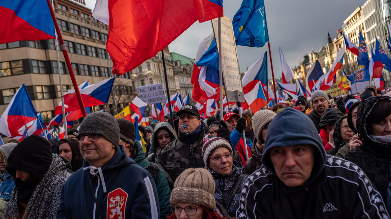 Prága, 2023. március 11.
Kormányellenes tüntetők a magas infláció ellen tiltakoznak és az Oroszország által megtámadott Ukrajna katonai támogatásának leállítását követelik a prágai Vencel téren 2023. március 11-én.
MTI/EPA/Martin Divisek