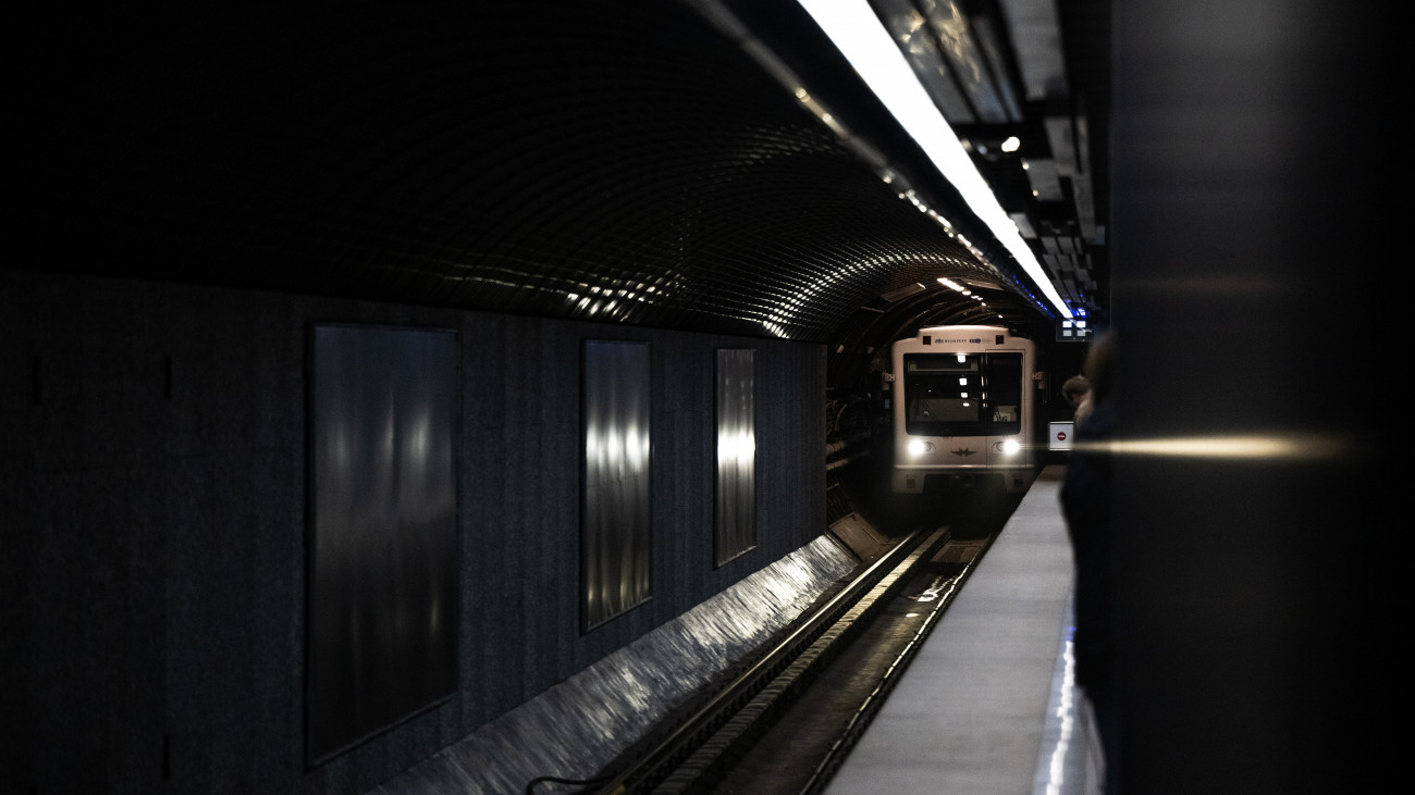 Budapest, 2023. március 20.
Metrószerelvény érkezik az M3-as metróvonal felújított Nyugati pályaudvari állomására az átadója napján, 2023. március 20-án. Átadták a budapesti 3-as metró megújult Arany János utcai és Nyugati pályaudvari állomását; a felújítás költségeinek hozzávetőleg kétharmada uniós, egyharmada pedig hazai forrás.
MTI/Mónus Márton