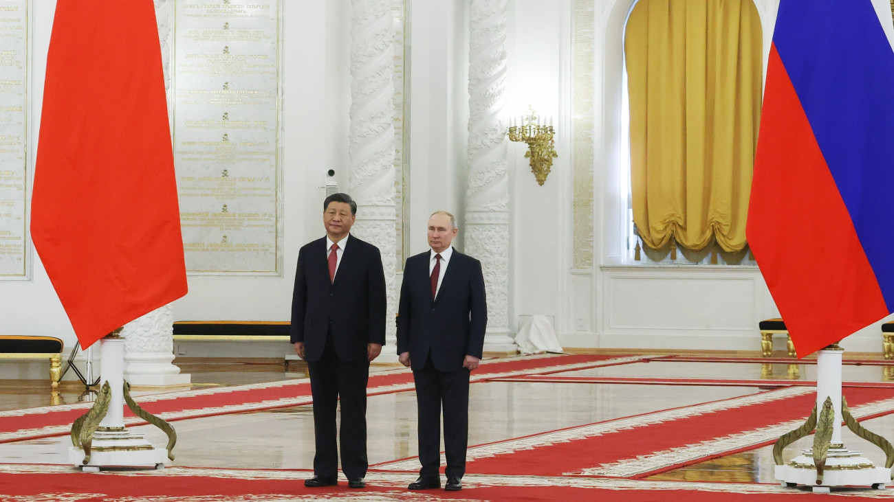 Moszkva, 2023. március 21.
A háromnapos állami látogatáson Oroszországban tartózkodó Hszi Csin-ping kínai elnök (b) és Vlagyimir Putyin orosz államfő a moszkvai Kreml Palotában tartott hivatalos fogadási ünnepségen 2023. március 21-én, Hszi látogatásának második napján.
MTI/AP/Szputnyik/Orosz elnöki sajtószolgálat/Szergej Karpuhin