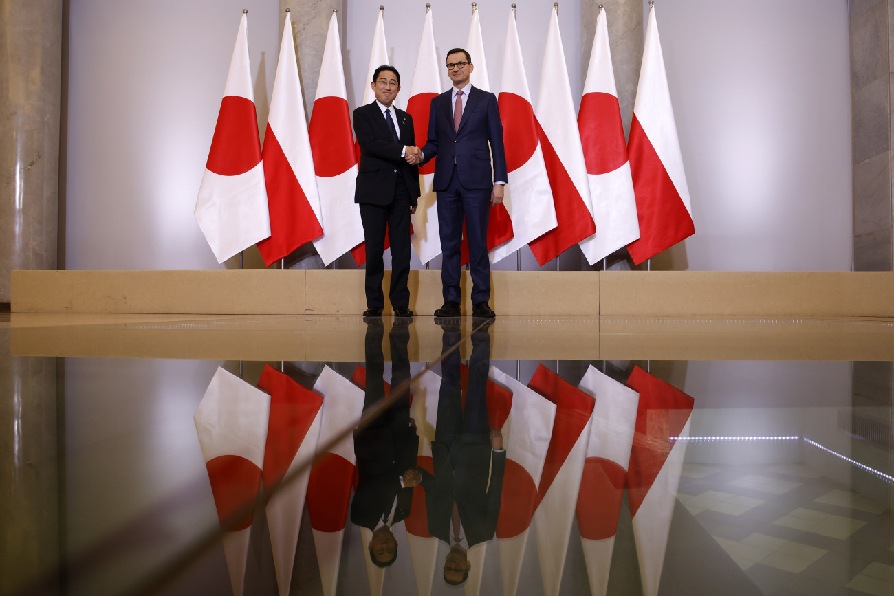 Varsó, 2023. március 22.
Mateusz Morawiecki lengyel miniszterelnök (j) japán partnerét, Kisida Fumiót fogadja Varsóban 2023. március 22-én.
MTI/AP/Michal Dyjuk