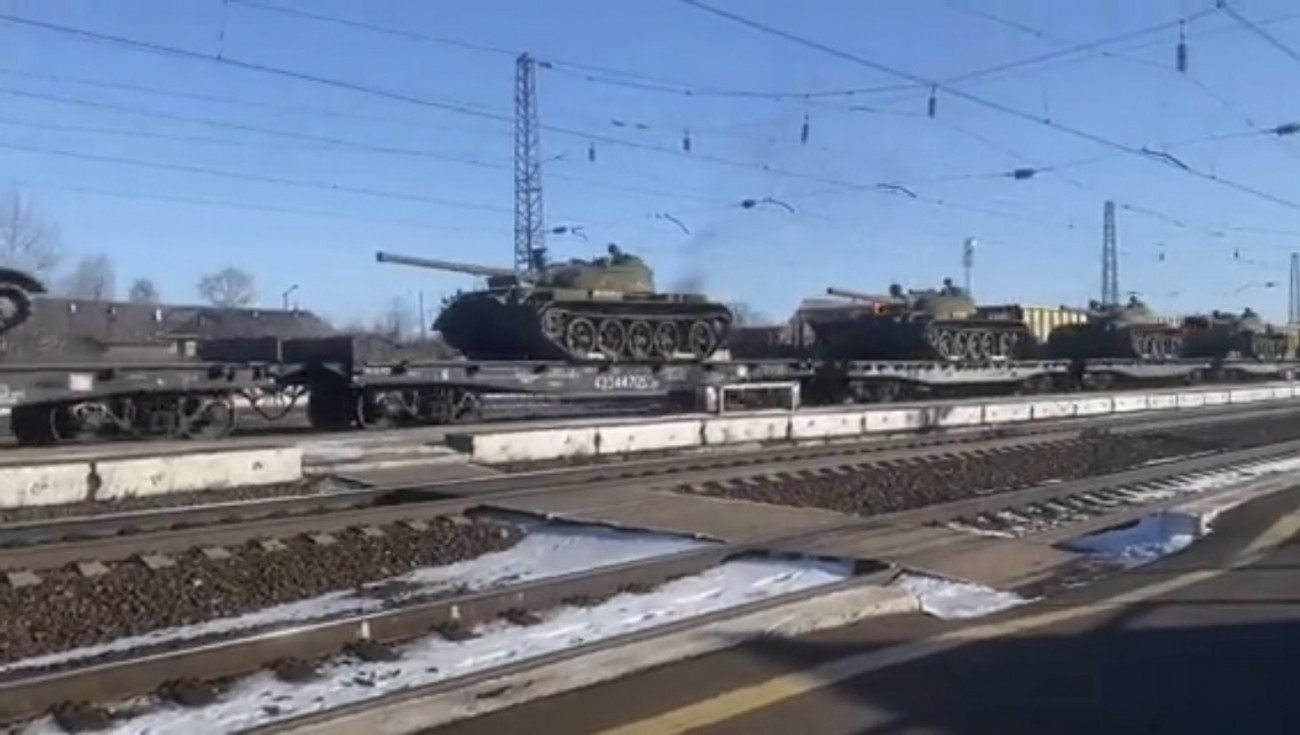 Orosz tankok, köztük T-55-ös is, útban Ukrajna felé. Forrás:Twitter/Civil Defense
