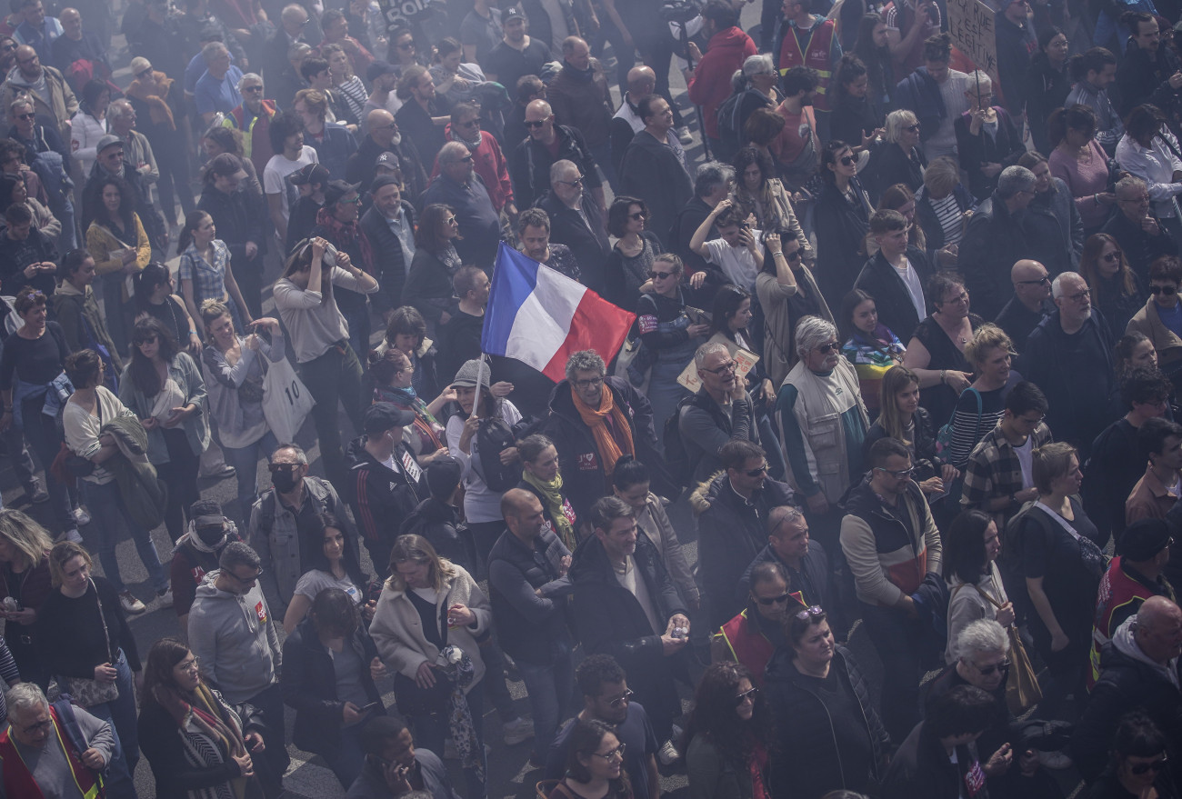 Marseille, 2023. március 23.
A nyugdíjreform ellen tüntetnek a délnyugat-franciaországi Marseille-ben a francia szakszervezetek által meghirdetett egynapos országos sztrájk alatt, 2023. március 23-án. Emmanuel Macron elnök széles körű felháborodást váltott ki azzal, hogy parlamenti szavazás nélkül készül hatályba léptetni a nyugdíjkorhatár 62-ről 64 évre emelését előirányzó törvényt.
MTI/AP/Daniel Cole
