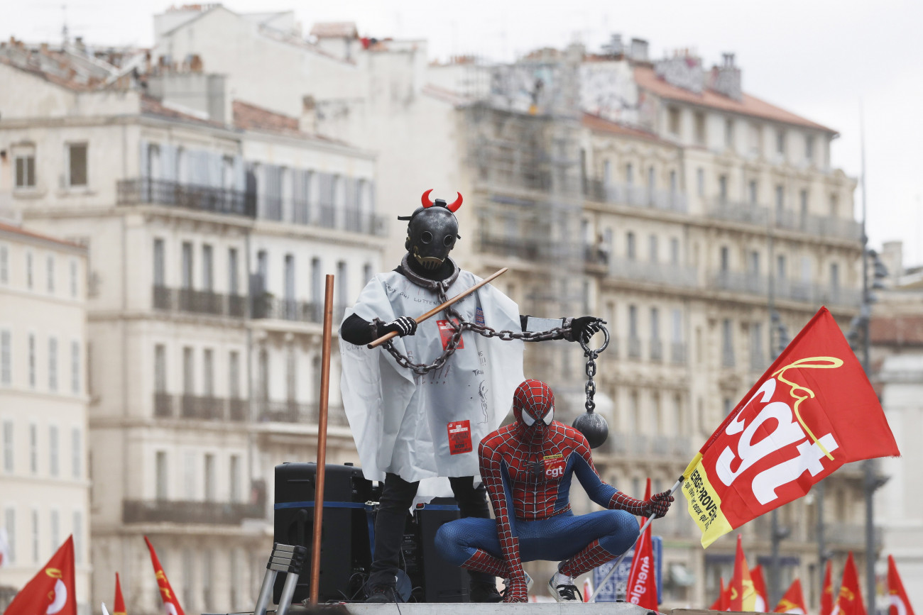 Marseille, 2023. március 23.
A nyugdíjreform ellen tüntetnek a délnyugat-franciaországi Marseille-ben a francia szakszervezetek által meghirdetett egynapos országos sztrájk alatt, 2023. március 23-án. Emmanuel Macron elnök széles körű felháborodást váltott ki azzal, hogy parlamenti szavazás nélkül készül hatályba léptetni a nyugdíjkorhatár 62-ről 64 évre emelését előirányzó törvényt.
MTI/EPA/Guillaume Horcajuelo