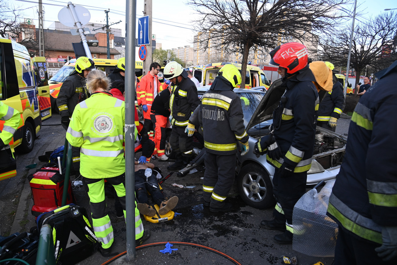 Budapest, 2023. március 26.
Mentők dolgoznak 2023. március 26-án a főváros XIX. kerületében, az Üllői út és a Báthory utca kereszteződésénél, ahol egy mentőautó és egy személyautó összeütközött. A balesetben ketten súlyosan, ketten könnyebben megsérültek. A megkülönböztető jelzéseit használó mentőautó az Üllői úton haladt kifelé a városból, majd a Báthory utcai kereszteződésben összeütközött az autóval, amelynek sofőrje nem adta meg az elsőbbséget. A mentőautó nem szállított beteget.
MTI/Mihádák Zoltán