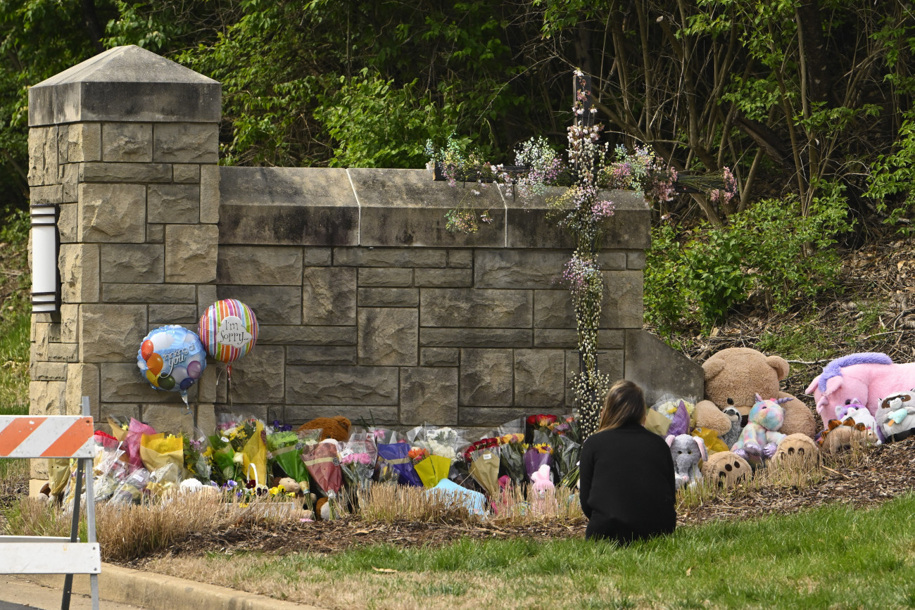 Nashville, 2023. március 28.
Az intézménynek az áldozatok emlékhelyévé vált bejáratánál térdepel egy gyászoló 2023. március 28-án, miután az előző nap egy nő lövöldözött és megölt három gyermeket és három felnőttet a Tennessee állambeli Nashville presbiteriánus magániskolájában. A tettest a rendőrök agyonlőtték.
MTI/AP/John Amis