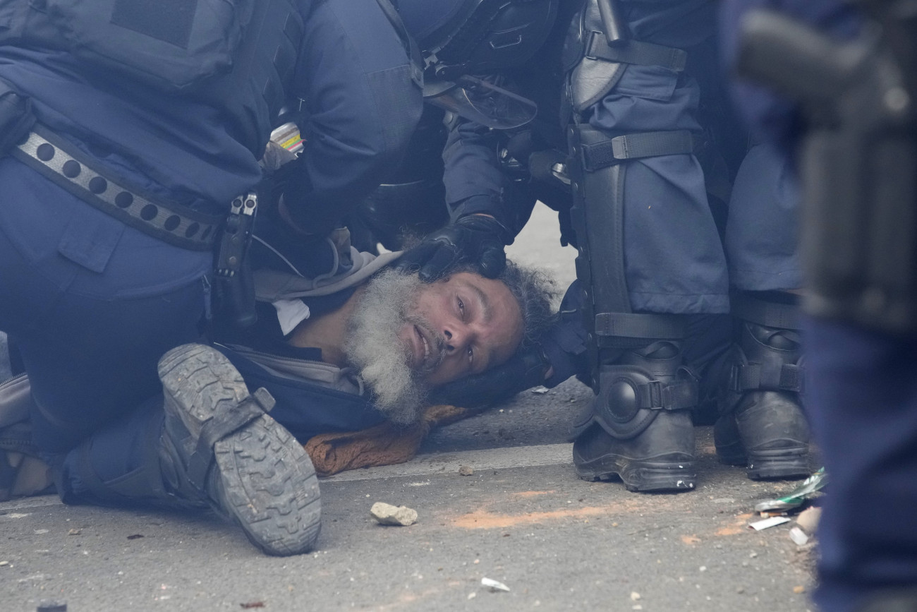 Párizs, 2023. március 28.
Földön fekvő férfi a nyugdíjreform ellen tüntetők és rohamrendőrök összecsapása közben Párizsban 2023. március 28-án. Emmanuel Macron francia elnök széles körű felháborodást váltott ki azzal, hogy parlamenti szavazás nélkül készül hatályba léptetni a nyugdíjkorhatár 62-ről 64 évre emelését előirányzó törvényt.
MTI/AP/Christophe Ena