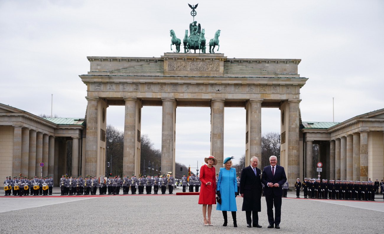 Berlin, 2023. március 29.
A háromnapos hivatalos látogatáson Németországban tartózkodó III. Károly brit király (j2) és a felesége, Kamilla királyné (b2), illetve Frank-Walter Steinmeier német elnök (j) és a felesége, Elke Büdenbender a berlini Brandenburgi kapu előtt tartott fogadási ünnepségen 2023. március 29-én.
MTI/EPA/Clemens Bilan