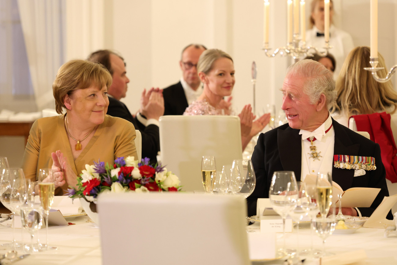 Berlin, 2023. március 29.
A háromnapos hivatalos látogatáson Németországban tartózkodó III. Károly brit király Angela Merkel volt német kancellár mellett az ő és a felesége, Kamilla királyné tiszteletére a német elnök által adott díszvacsorán a berlini államfői rezidencián, a Bellevue-palotában 2023. március 29-én.
MTI/EPA/Getty Images pool/Andreas Rentz