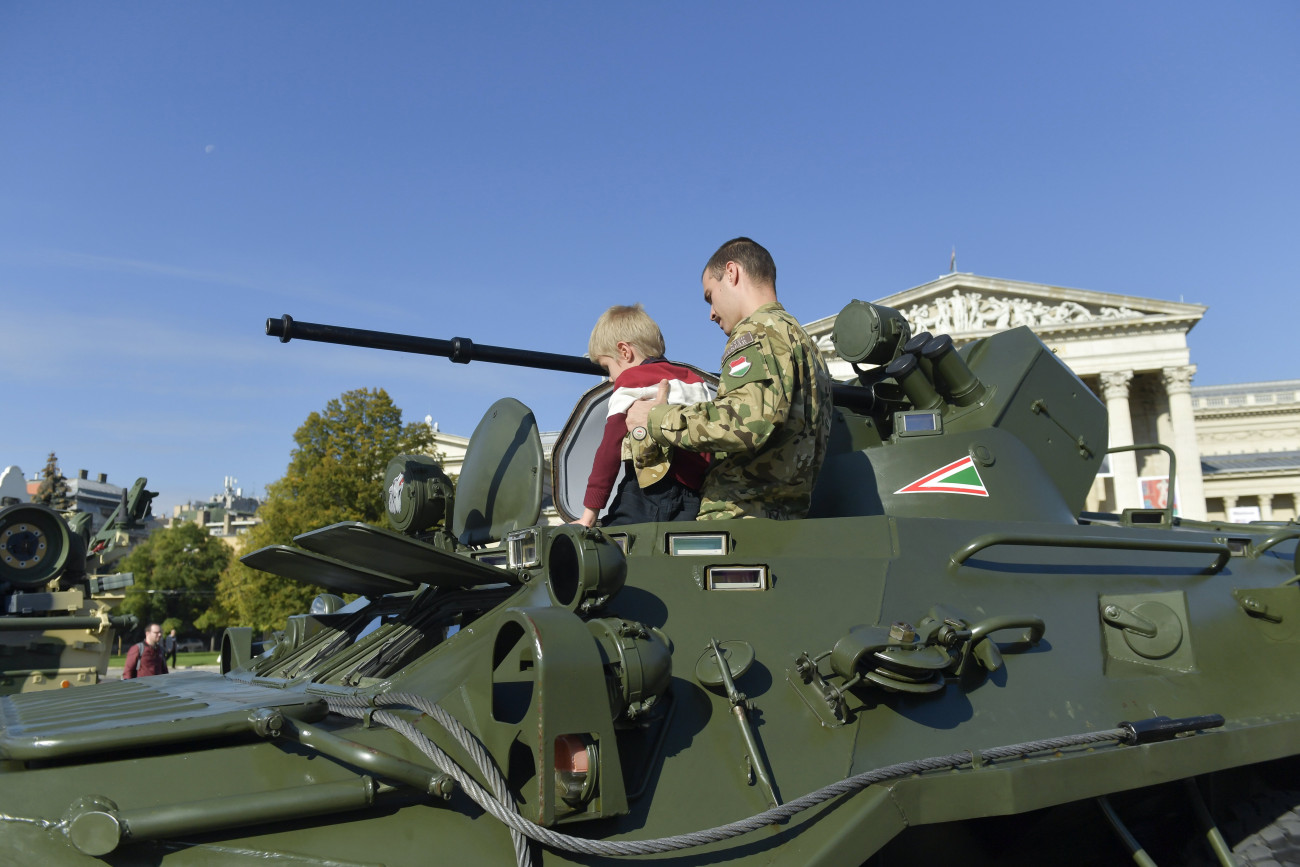 Egy kisfiú egy BTR páncélozott szállító harcjárműben a Magyar Honvédség toborzó napján a Hősök terén 2022. október 16-án.