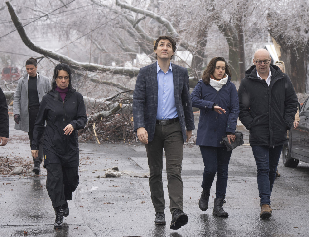 Montreal, 2023. április 06.
Justin Trudeau kanadai miniszterelnök (j3) és Valerie Plante montreali polgármester (b2) vizsgálja a pusztítás nyomait 2023. április 6-án, miután jégeső és zivatar csapott le Ontario és Québec tartományra. A viharok következtében a térségben mintegy nyolcszázezer ember maradt áram nélkül.
MTI/AP/The Canadian Press/Ryan Remiorz