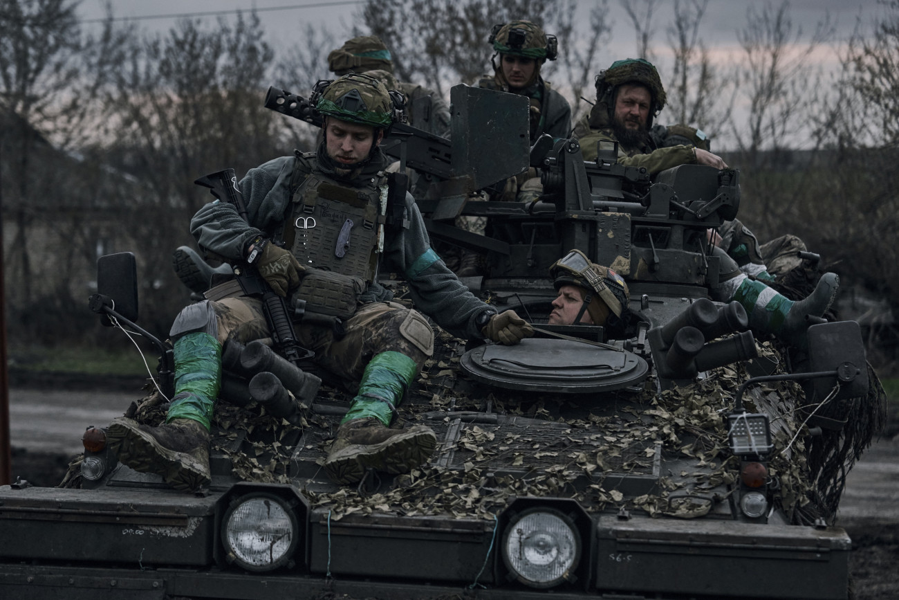 Bahmut, 2023. április 09.
Ukrán katonák páncélozott harcjárművel a kelet-ukrajnai Donyecki területen, a bahmuti fronton 2023. április 8-án.
MTI/AP/Libkos