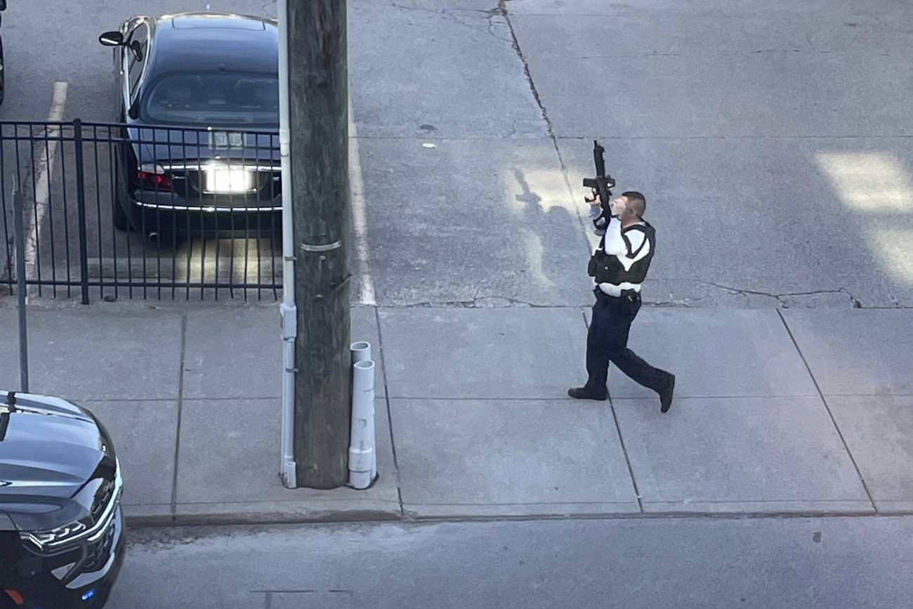 Louisville, 2023. április 10.
A Reid Cornell által közzétett kép egy fegyveres rendőrről egy  lövöldözés helyszínén a Kentucky állambeli Louisville központjában 2023. április 10-én. A támadó legkevesebb négy embert agyonlőtt és nyolcat megsebesített.
MTI/AP/Reid Cornell/Reid Cornell