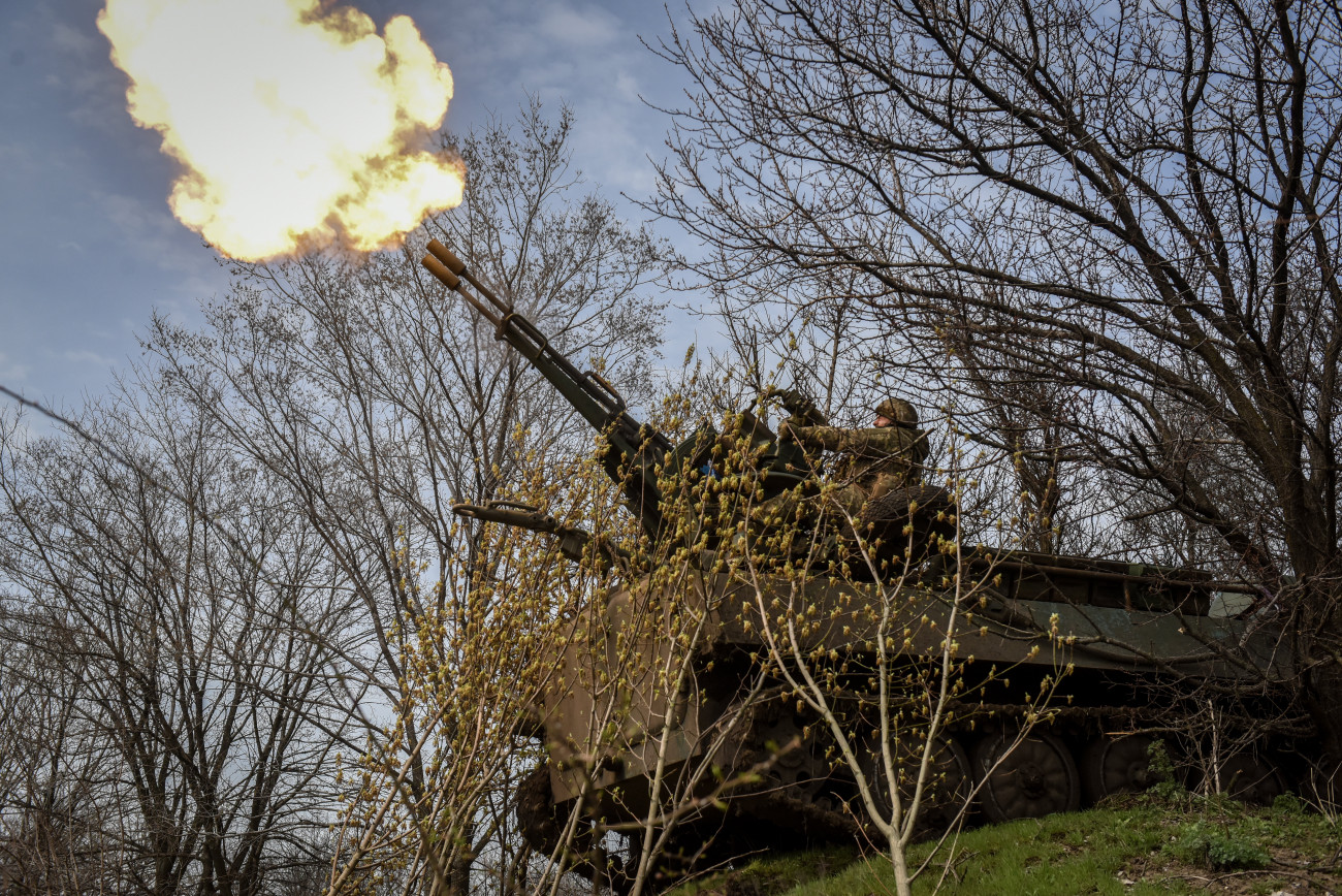 Bahmut, 2023. április 7.
Ukrán katonák egy Gvozgyika önjáró tarackkal lőnek a donyecki régióban fekvő, ostromgyűrűben lévő Bahmutban 2023. április 7-én. Bahmutot az ukrán védelmi erők tartják ellenőrzésük alatt, birtoklásáért több mint hat hónapja heves harcok folynak.
MTI/EPA/Oleh Petraszjuk